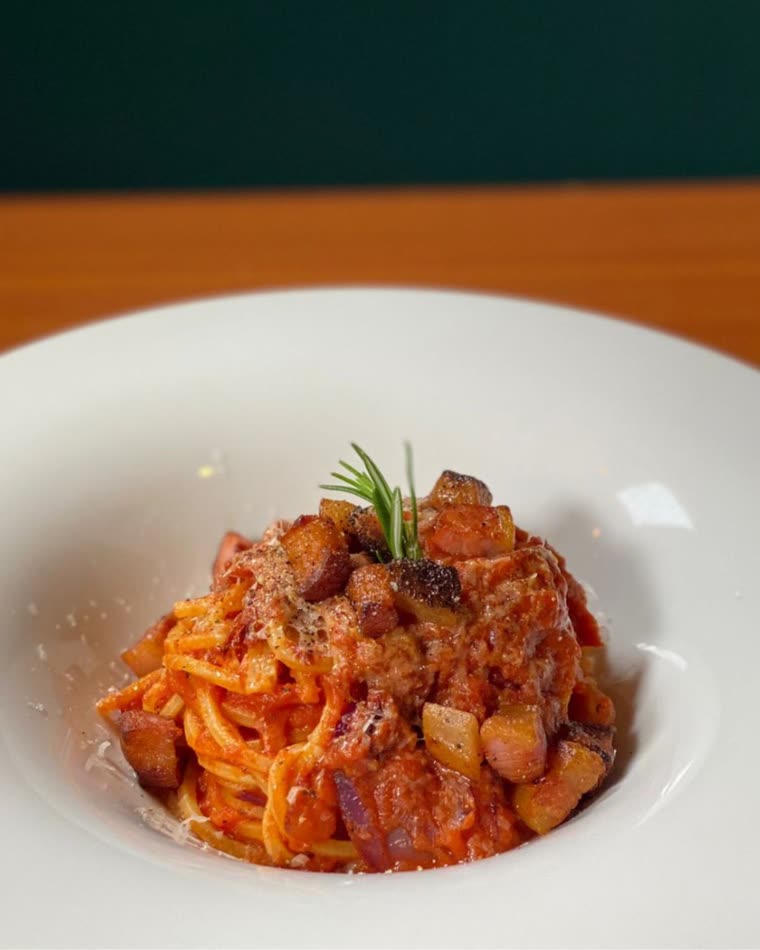Esparguete em molho de tomate com guanciale crocante