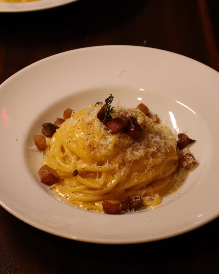 Spaghetti alla carbonara com guanciale crocante e pecorino